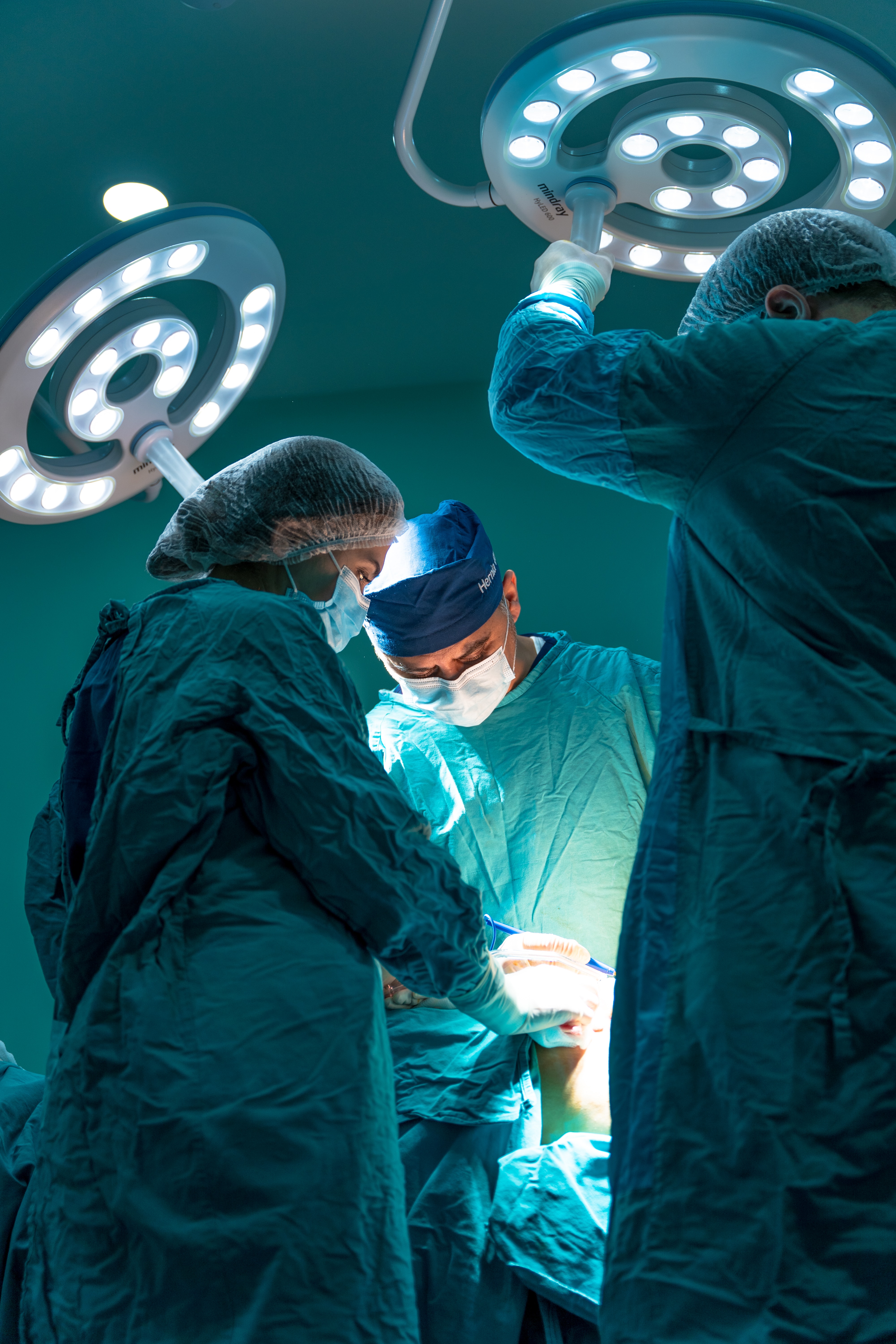 Image of surgeons in an operating room. MedLark Consulting serves the healthcare and medical device industry, making medical devices more safe for patients and doctors.